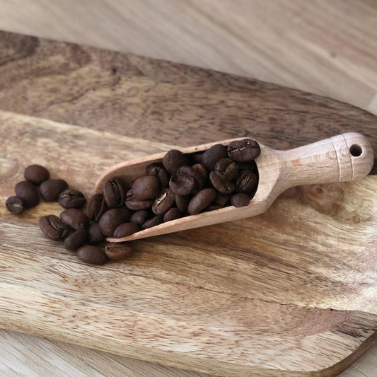 Café bio et équitable origine éthiopie en vrac dans une pelle en bois